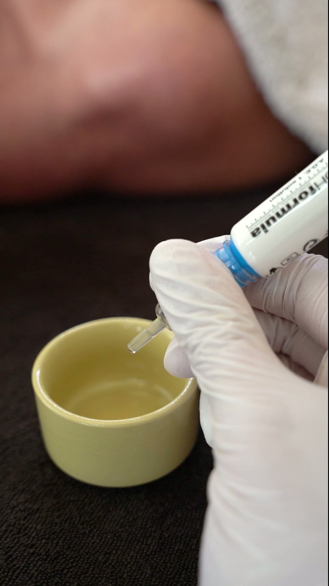 Huidtherapeut brengt een serum aan tijdens een huidbehandeling