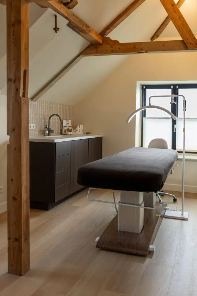 Moderne behandelkamer bij huidtherapeut in Ruinerwold